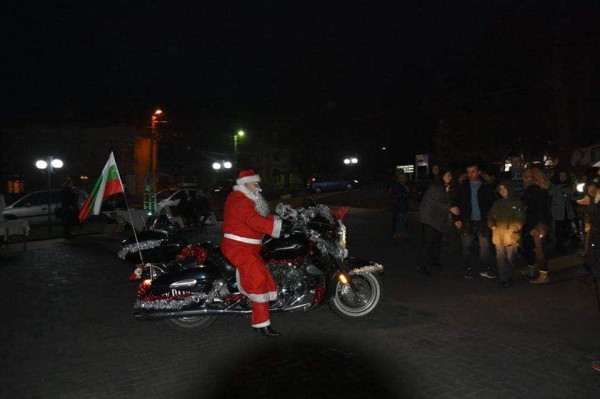 Дядо Коледа запали коледните светлини в Шипка