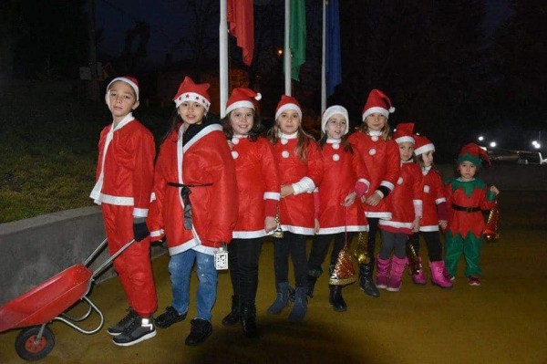 Дядо Коледа запали коледните светлини в Шипка