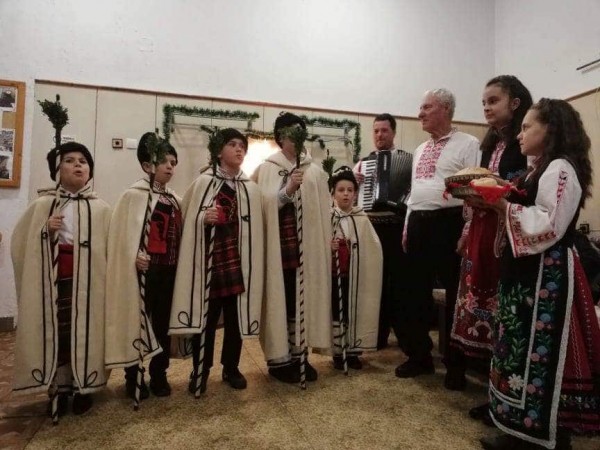 Дядо Коледа запали коледните светлини в Шипка