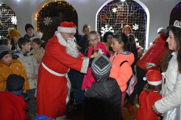 Дядо Коледа запали коледните светлини в Шипка