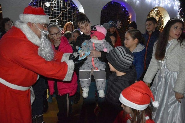 Дядо Коледа запали коледните светлини в Шипка