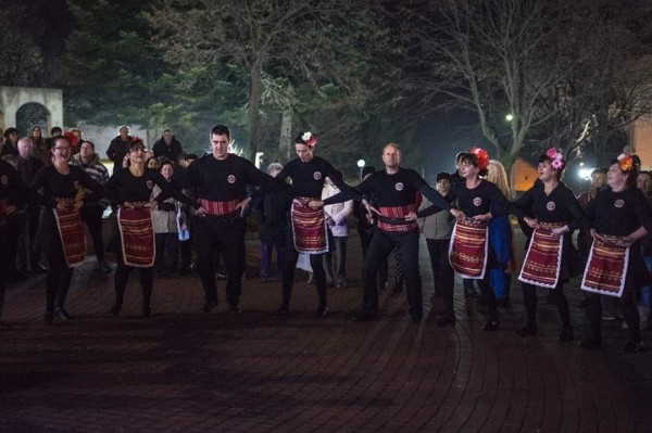 Дядо Коледа запали коледните светлини в Шипка