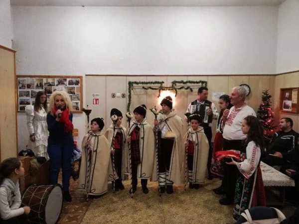 Дядо Коледа запали коледните светлини в Шипка