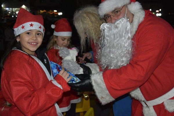 Дядо Коледа запали коледните светлини в Шипка