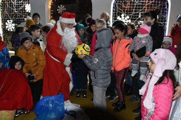 Дядо Коледа запали коледните светлини в Шипка
