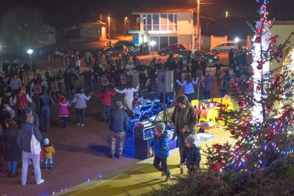 Дядо Коледа запали коледните светлини в Шипка