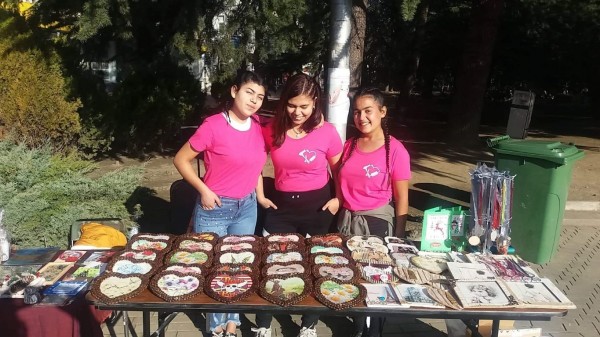 С красиви сувенири, учениците на “Акад. Петко Стайнов“ събират пари за АГ-то