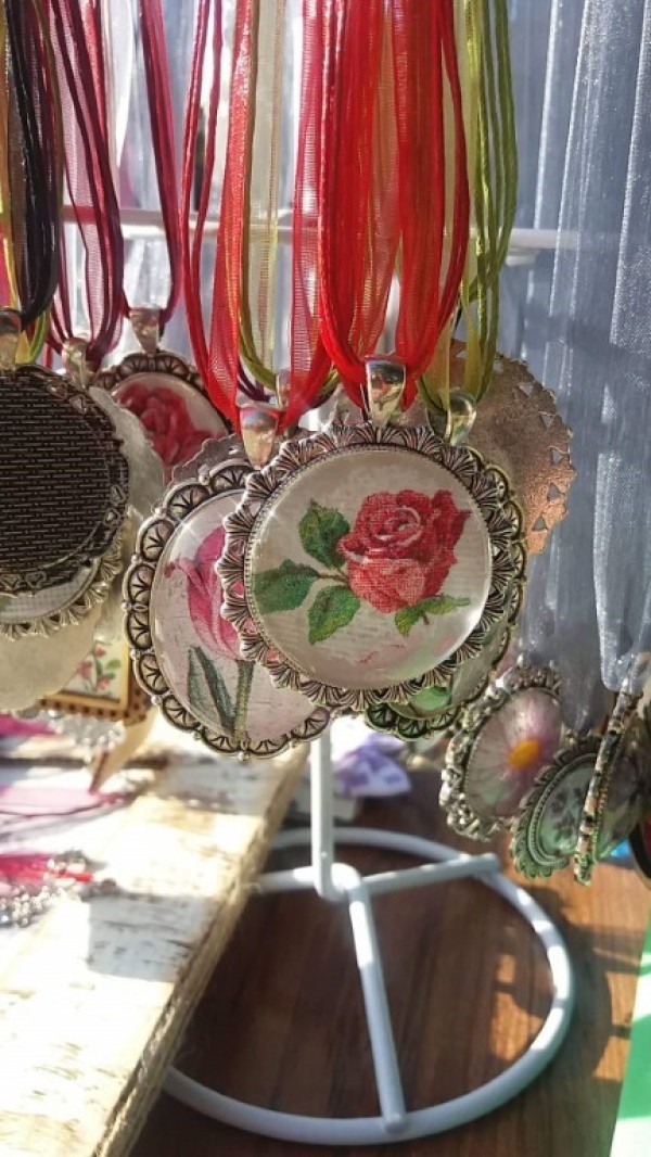 С красиви сувенири, учениците на “Акад. Петко Стайнов“ събират пари за АГ-то