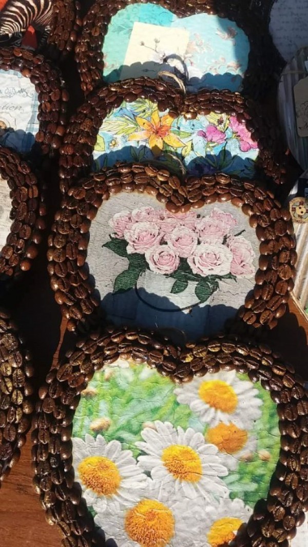 С красиви сувенири, учениците на “Акад. Петко Стайнов“ събират пари за АГ-то