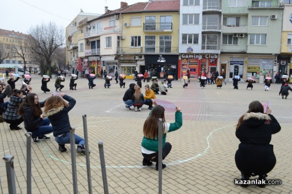 Казанлъшки и чуждестранни ученици направиха флашмоб в деня за солидарност