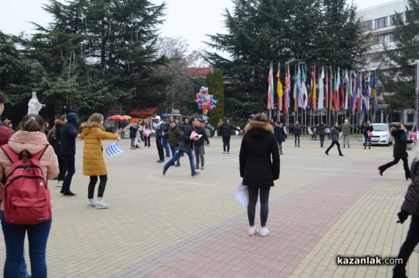 Казанлъшки и чуждестранни ученици направиха флашмоб в деня за солидарност