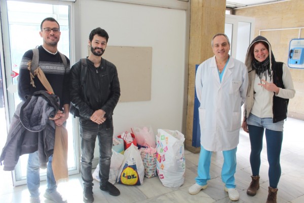 Доброволците събраха и дариха дрешки за най-малките