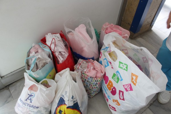 Доброволците събраха и дариха дрешки за най-малките
