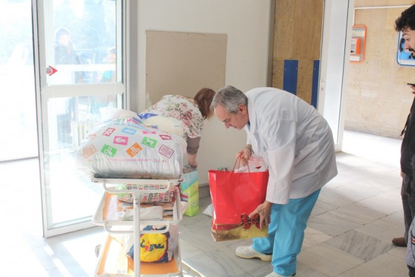 Доброволците събраха и дариха дрешки за най-малките