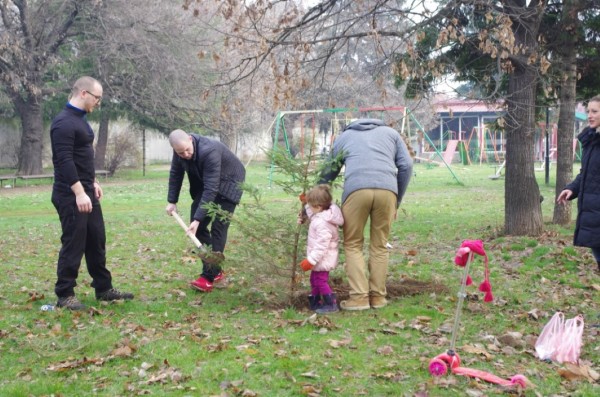 МГЕРБ подариха 7 коледни дръвчета в подкрепа на АГ отделението на МБАЛ в Казанлък