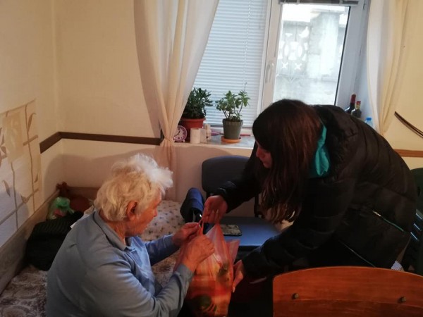 Шипченци стоплиха коледните празници на 34 социално слаби и самотно живеещи хора