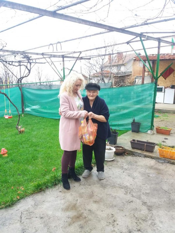 Шипченци стоплиха коледните празници на 34 социално слаби и самотно живеещи хора