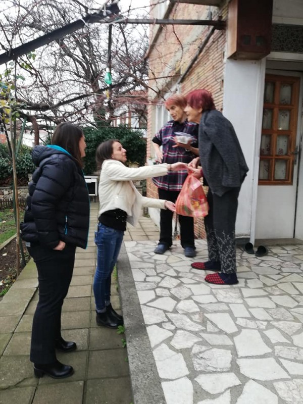 Шипченци стоплиха коледните празници на 34 социално слаби и самотно живеещи хора