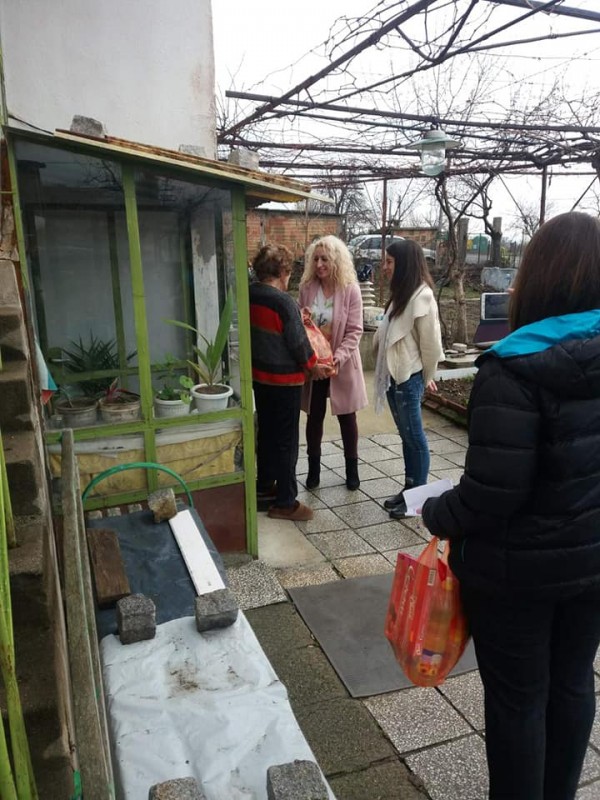 Шипченци стоплиха коледните празници на 34 социално слаби и самотно живеещи хора