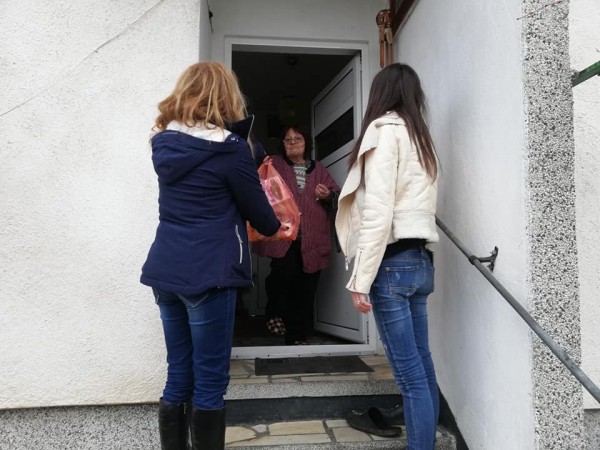 Шипченци стоплиха коледните празници на 34 социално слаби и самотно живеещи хора