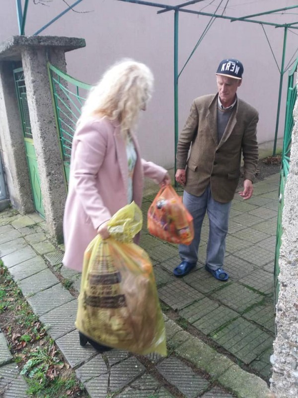 Шипченци стоплиха коледните празници на 34 социално слаби и самотно живеещи хора