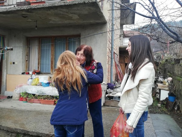 Шипченци стоплиха коледните празници на 34 социално слаби и самотно живеещи хора