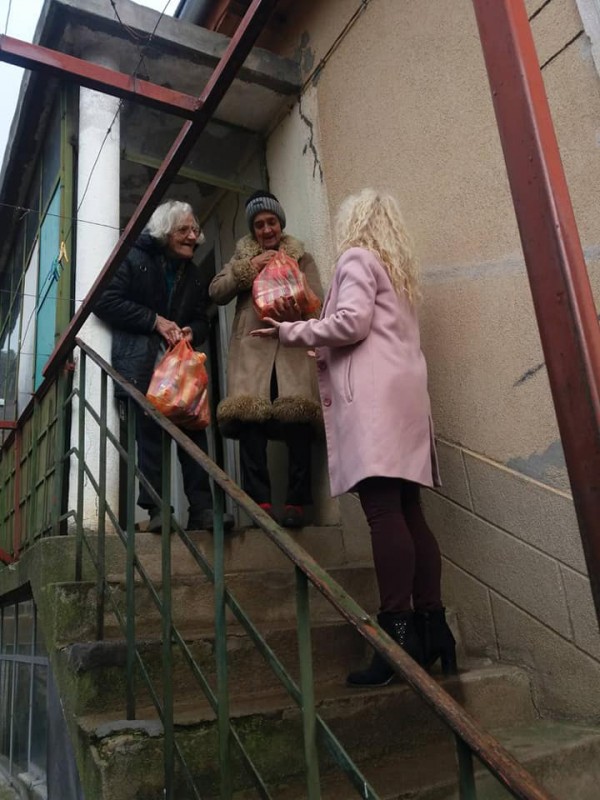 Шипченци стоплиха коледните празници на 34 социално слаби и самотно живеещи хора