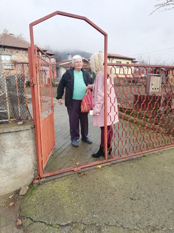 Шипченци стоплиха коледните празници на 34 социално слаби и самотно живеещи хора