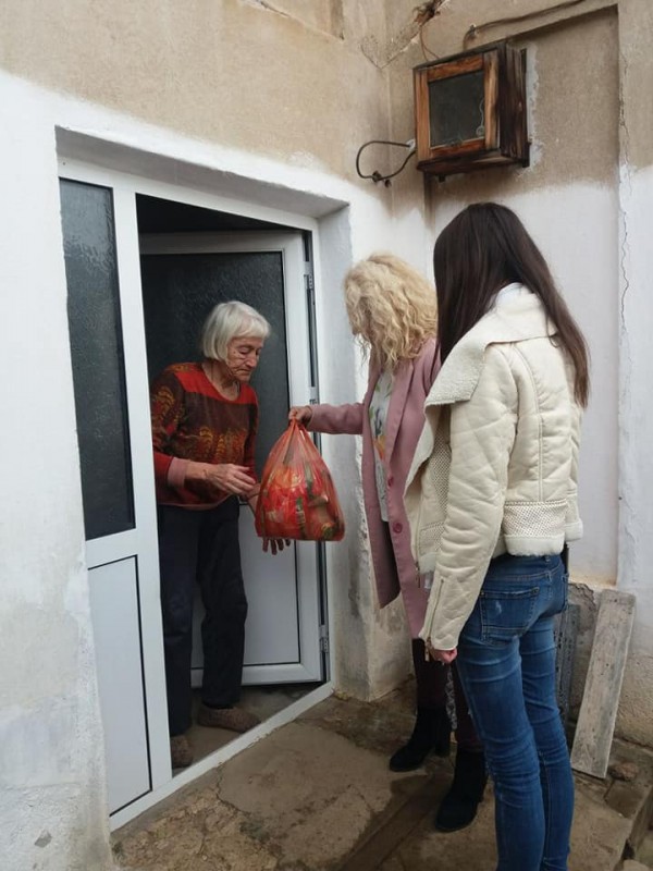 Шипченци стоплиха коледните празници на 34 социално слаби и самотно живеещи хора