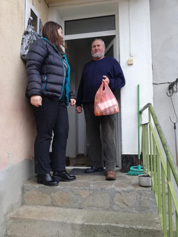 Шипченци стоплиха коледните празници на 34 социално слаби и самотно живеещи хора