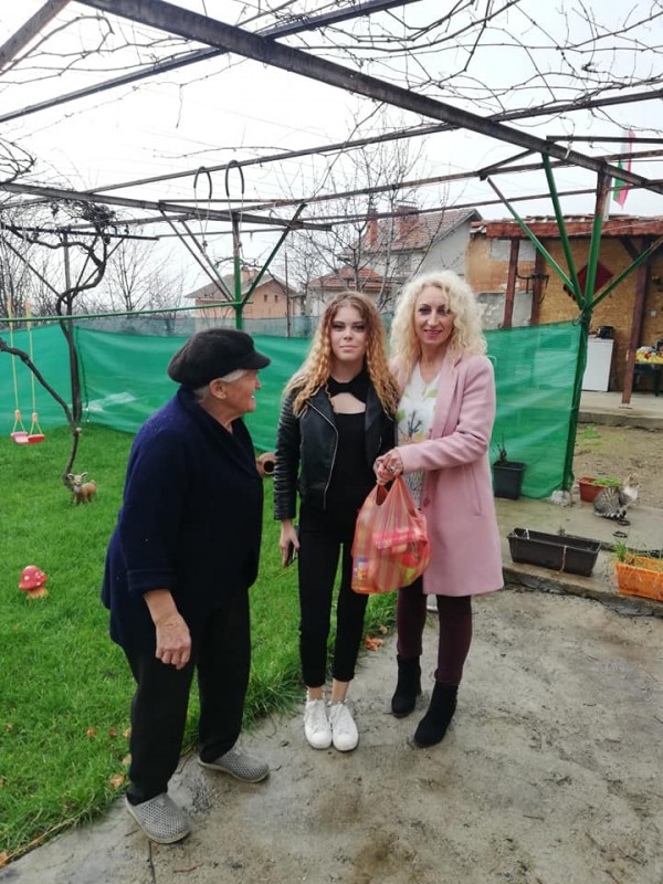 Шипченци стоплиха коледните празници на 34 социално слаби и самотно живеещи хора