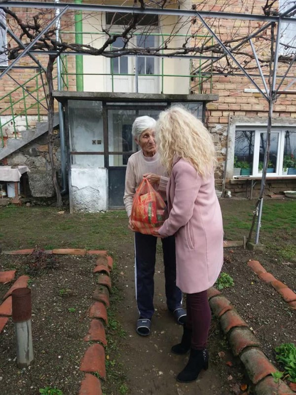 Шипченци стоплиха коледните празници на 34 социално слаби и самотно живеещи хора