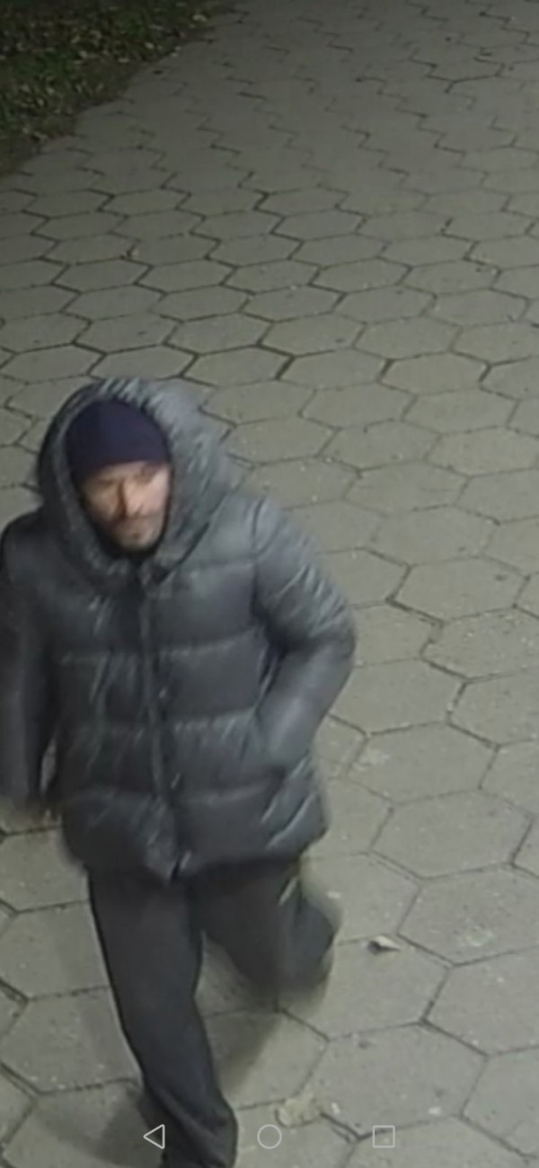 Охранителна камера на магазин запечата кражба навръх Коледа