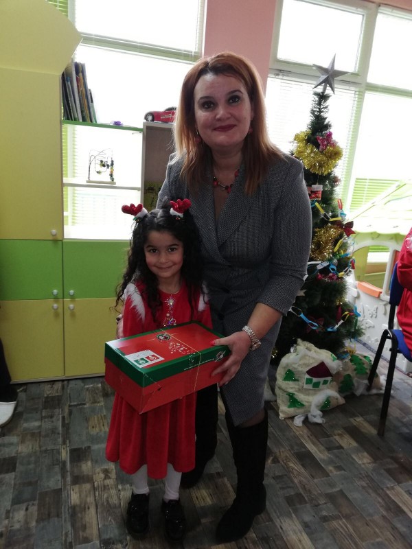 „Свят без граници“ зарадва децата на Мъглиж и Николаево с подаръци