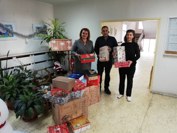 „Свят без граници“ зарадва децата на Мъглиж и Николаево с подаръци