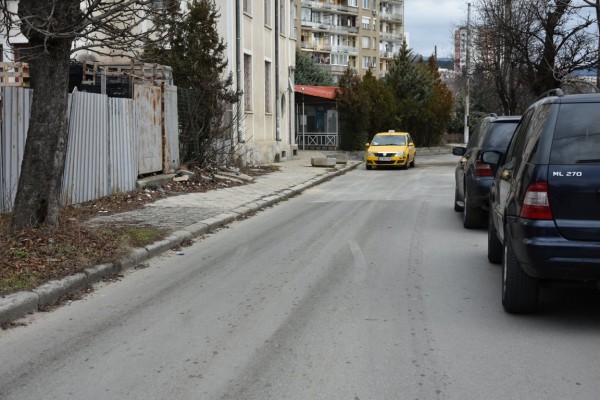 Опесъчиха ул. “Тракия“ заради разлята нафта