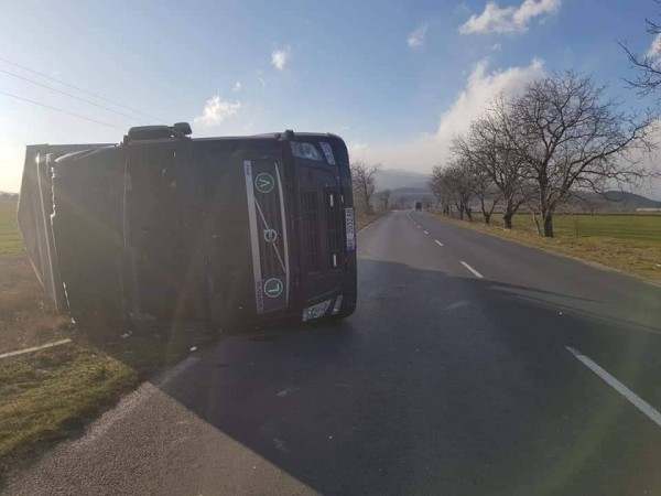 ТИР се обърна на пътя край село Тъжа