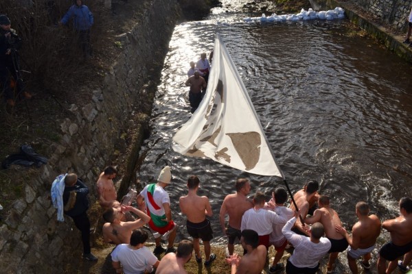 Стефан Ноев спаси кръста за казанлъчани