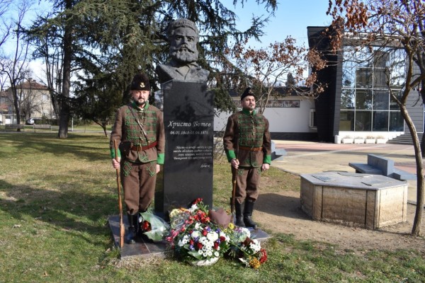 Поклон пред паметта на Ботев