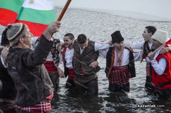 17-годишният Васил Пондев спаси кръста в град Шипка