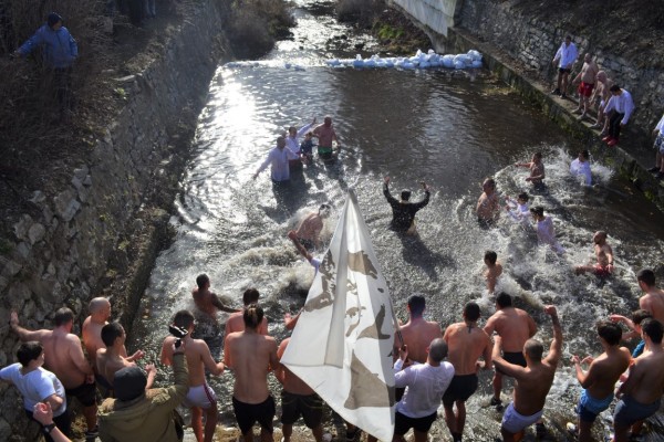 Стефан Ноев спаси кръста за казанлъчани