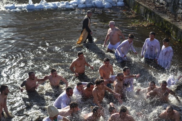 Стефан Ноев спаси кръста за казанлъчани