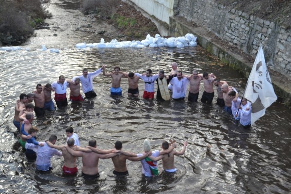 Стефан Ноев спаси кръста за казанлъчани