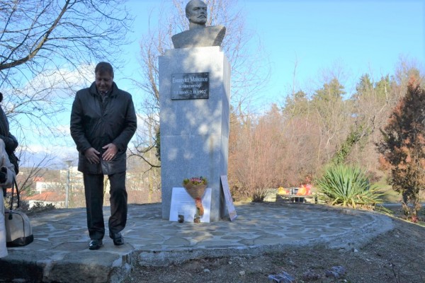 Признателност на казанлъчани към паметта на Емануил Манолов