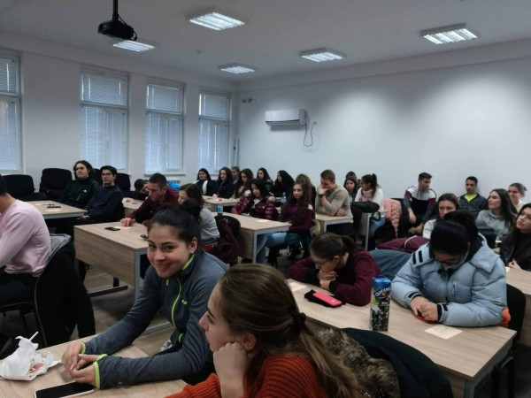 Омбудсманът се срещна със зрелостниците на МГ