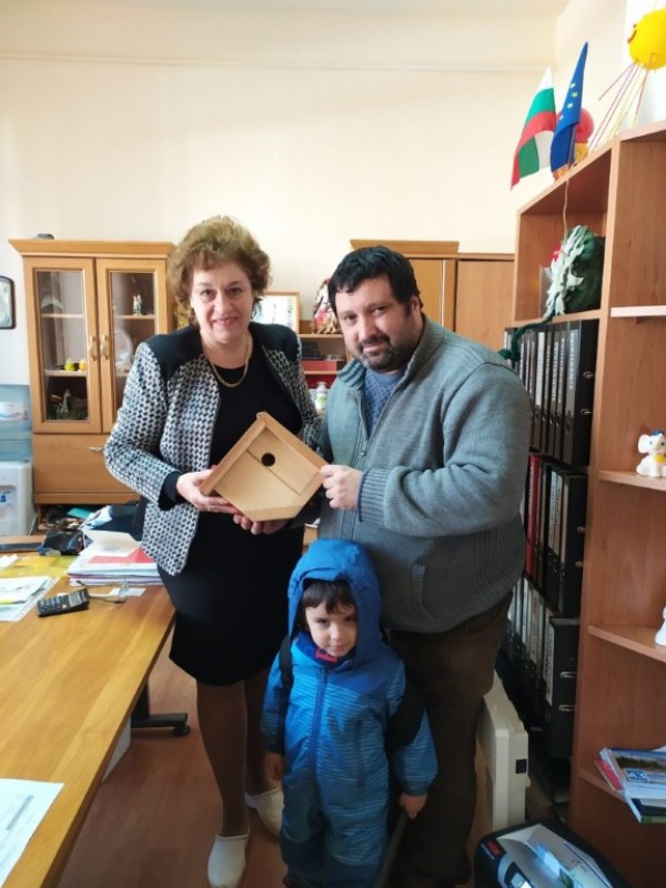 В Казанлък децата поканиха птичките с къщички