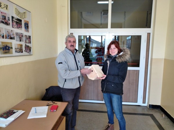 В Казанлък децата поканиха птичките с къщички