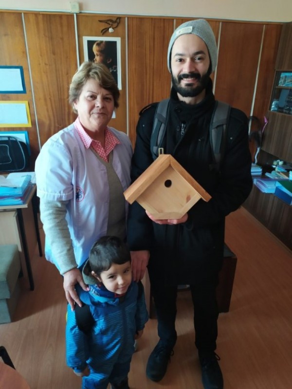 В Казанлък децата поканиха птичките с къщички