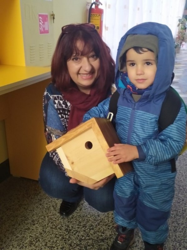 В Казанлък децата поканиха птичките с къщички