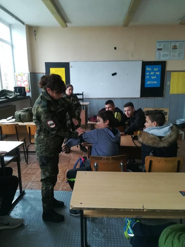 Военни учиха младежи да оказват първа помощ